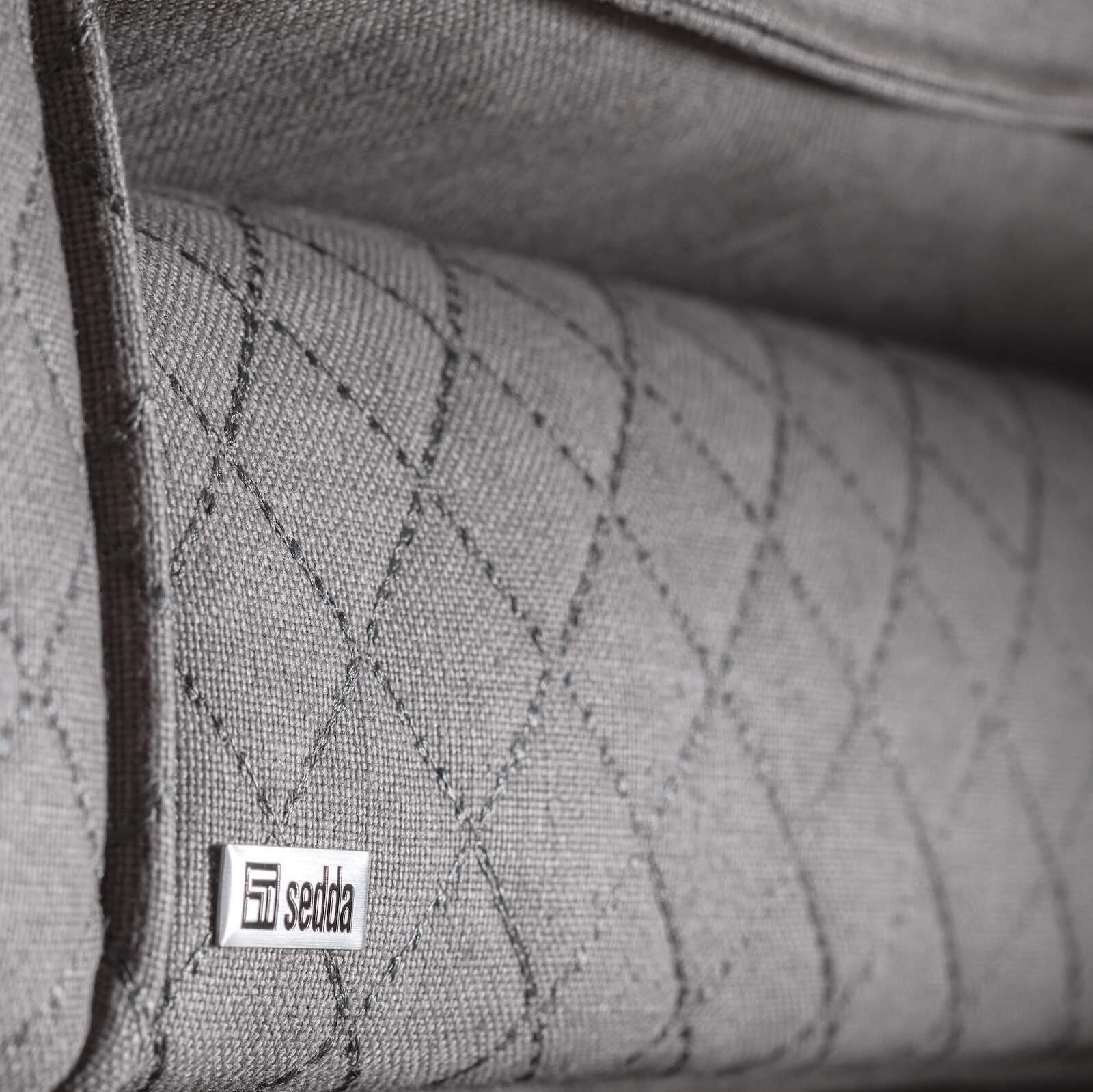 Auschnitt Sofa grau mit Etikett